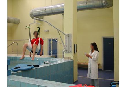 PRO SENECTUTE - SOLLEVATORE PER PISCINA CON FISSAGGIO A PARETE